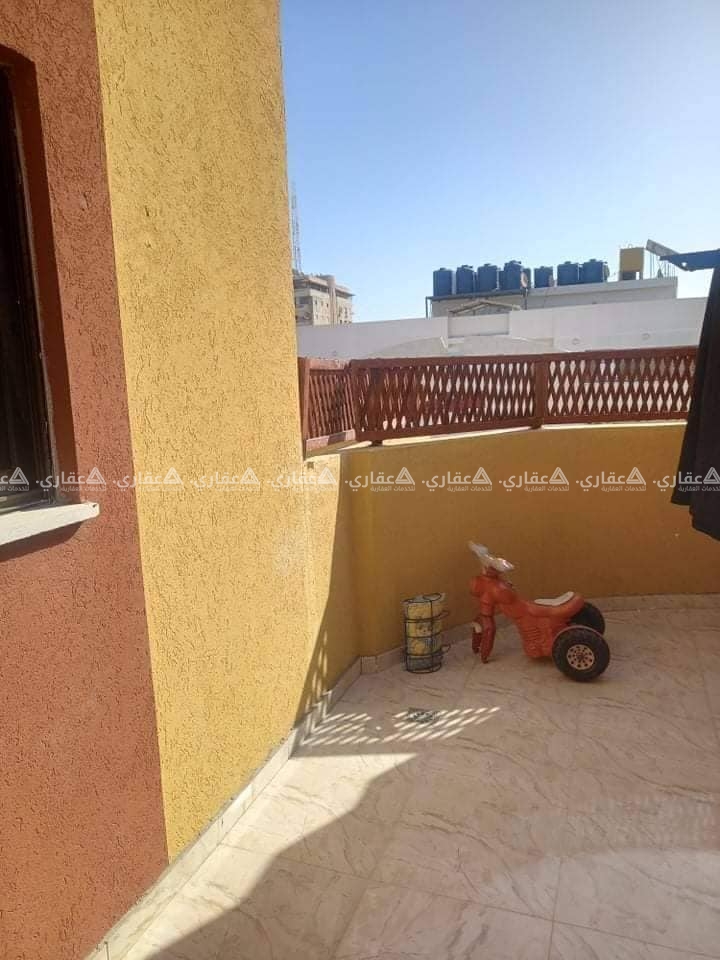 روف للبيع في عمارة سكنية 