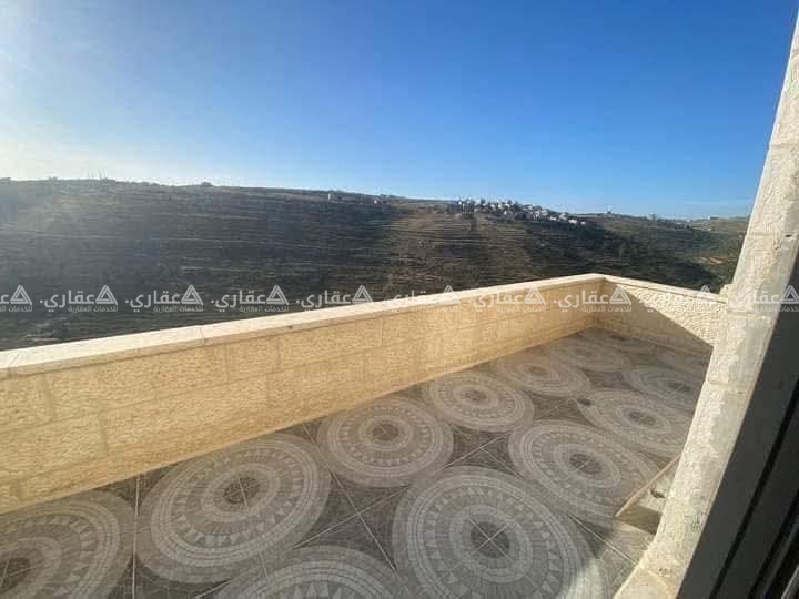 فيلا  طابقين وروف في موقع مميز غير قابل للتسكير