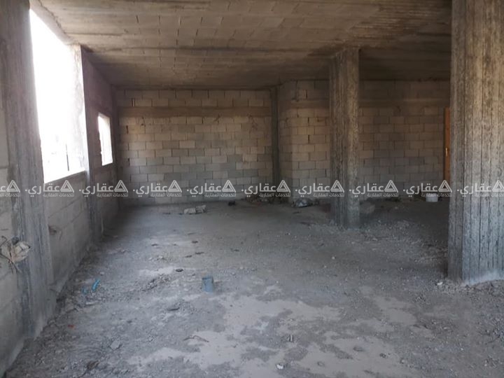 شقة عظم للبيع بعمارة سكنية حديثة البناء