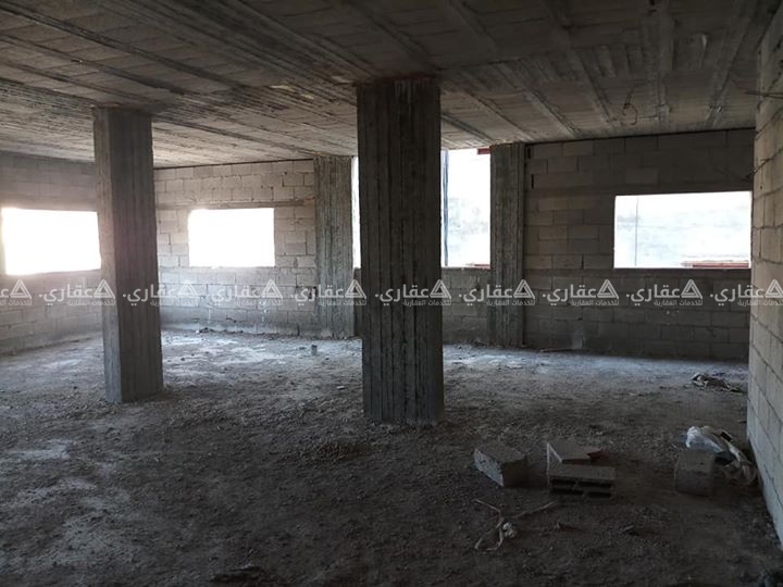 شقة عظم للبيع بعمارة سكنية حديثة البناء