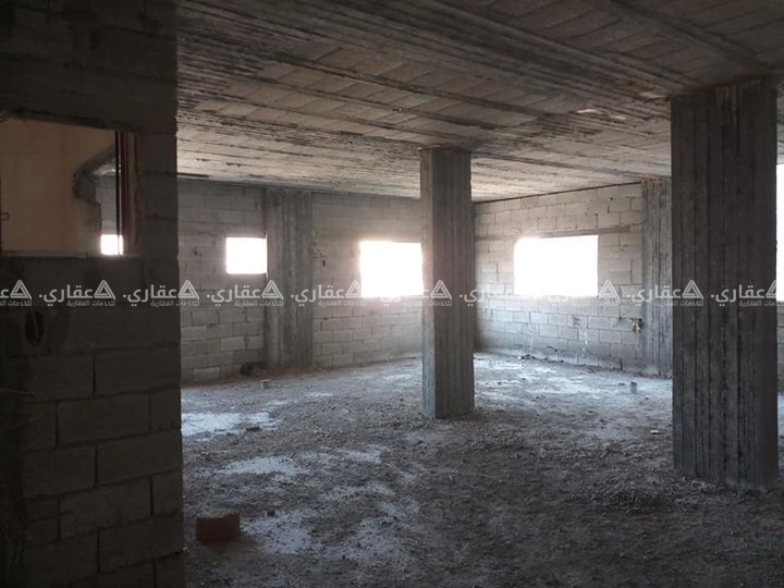 شقة عظم للبيع بعمارة سكنية حديثة البناء