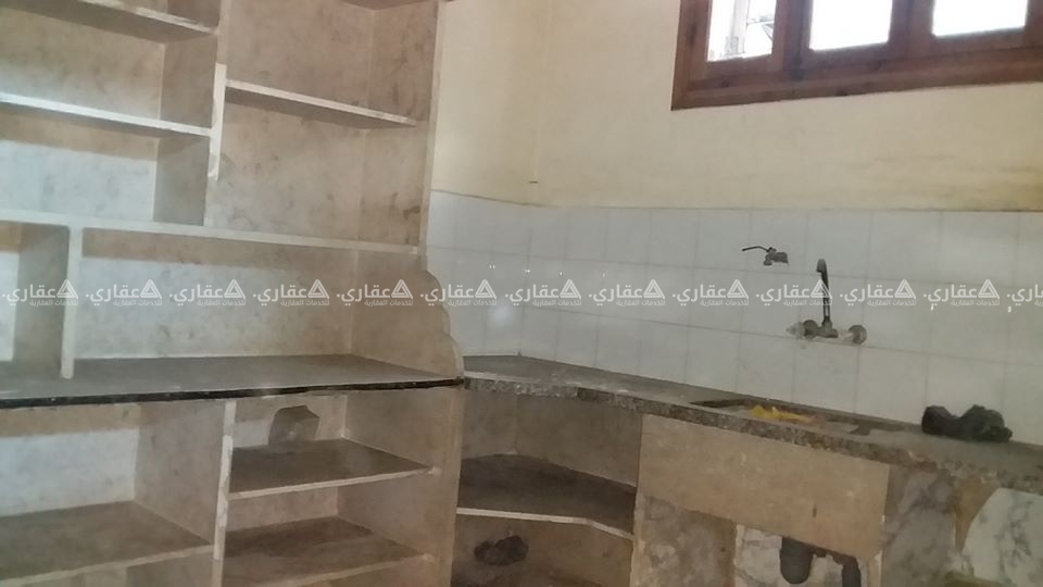 دار 100م نصفها باطون والنصف الاخر اسبست للبيع