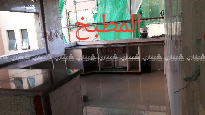 شقة بوسط الرمال شارع الثورة بعمارة سكنية حديثة البناء