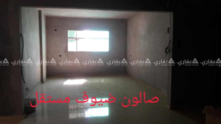 شقة بوسط الرمال شارع الثورة بعمارة سكنية حديثة البناء