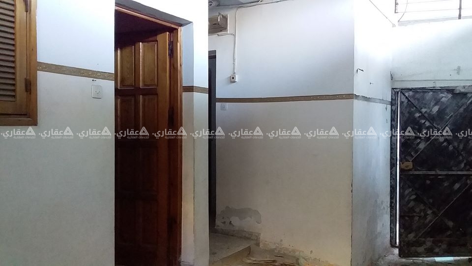 دار 100م نصفها باطون والنصف الاخر اسبست للبيع