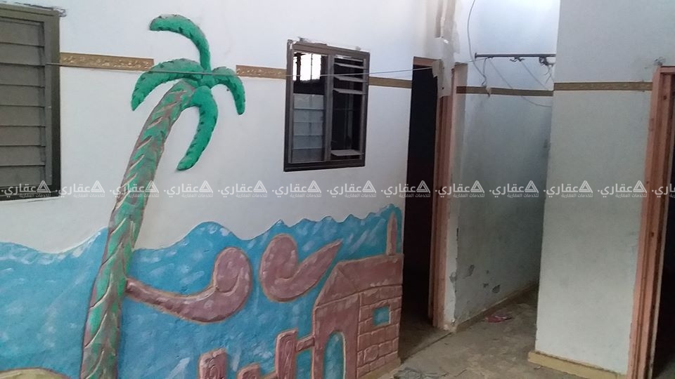 دار 100م نصفها باطون والنصف الاخر اسبست للبيع