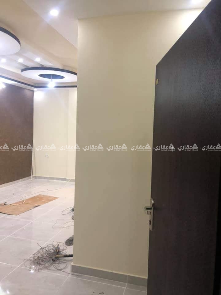 شقة مشطبة بعمارة سكنية حديثة البناء