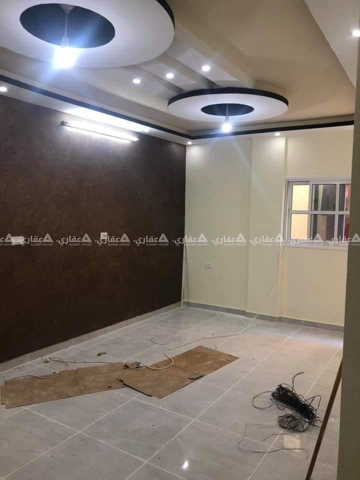 شقة مشطبة بعمارة سكنية حديثة البناء