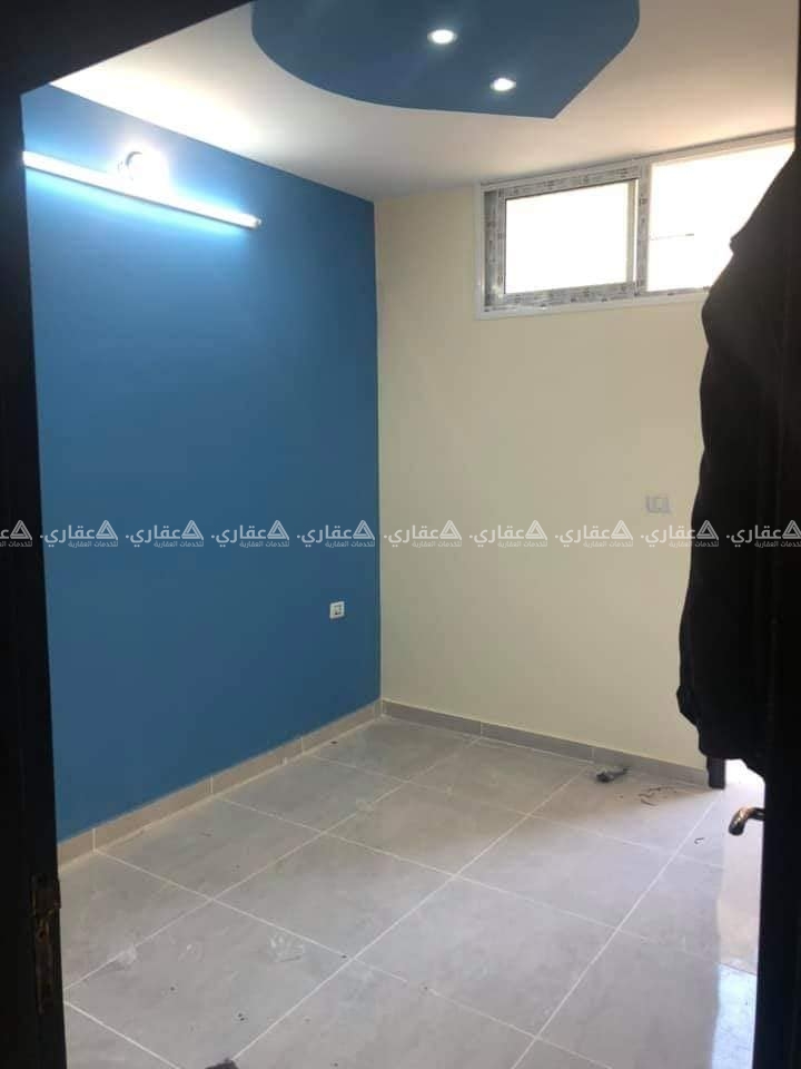 شقة مشطبة بعمارة سكنية حديثة البناء