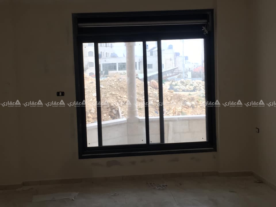 شقه للبيع طابق اول مع حديقه 