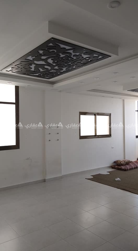 شقة مشطبة سوبر لوكس للبيع بعمارة سكنية حديثة البناء