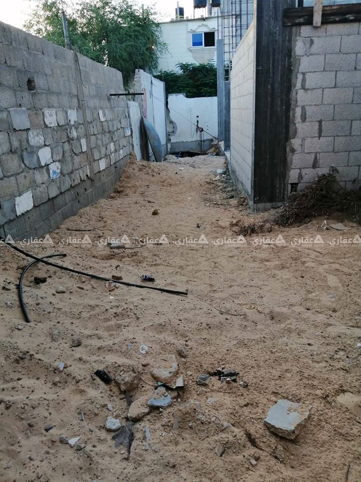 قطعة أرض على شارعين مقام عليها منزل