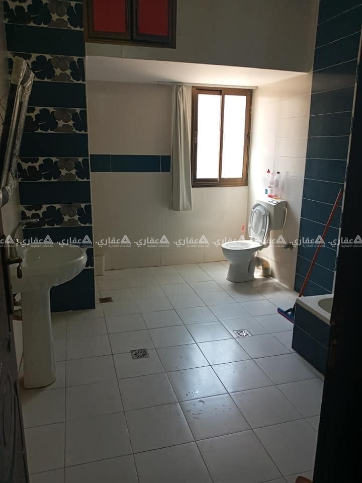 شقة للبيع في عمارة سكنية حديثة البناء