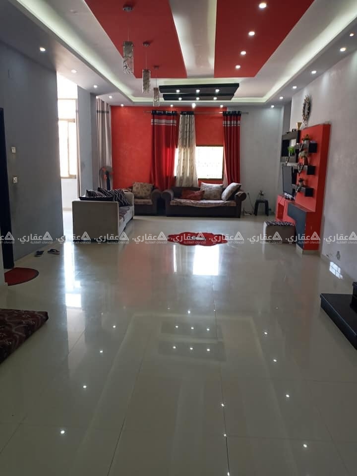 شقة للبيع في عمارة سكنية حديثة البناء