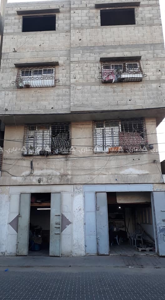 دار للبيع مكون من ثلاث طوابق مع الحواصل