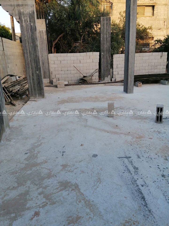 قطعة أرض على شارعين مقام عليها منزل