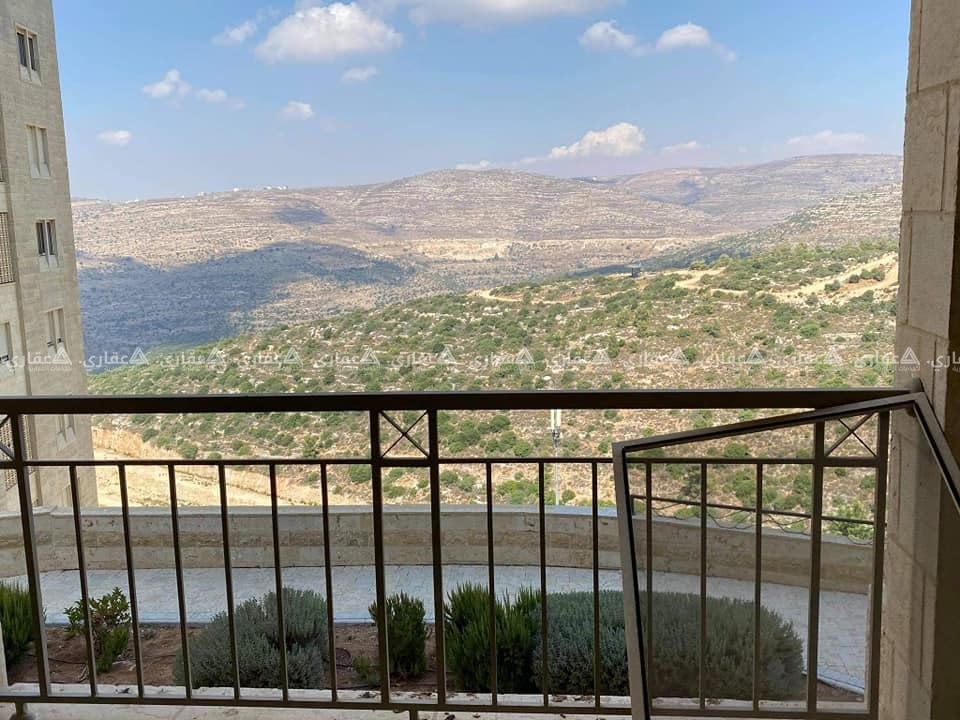 شقة مميزة للبيع بحي مكمتة مع ساحة خارجية وبرندة