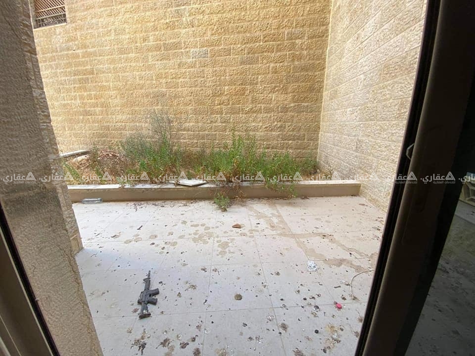 شقة مميزة للبيع بحي مكمتة مع ساحة خارجية وبرندة