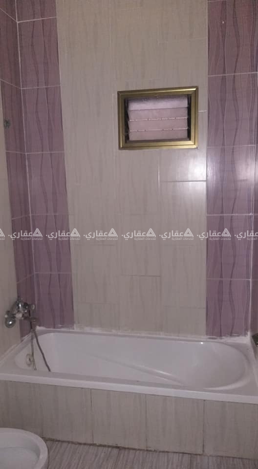 شقة مشطبة سوبر لوكس للبيع بعمارة سكنية حديثة البناء