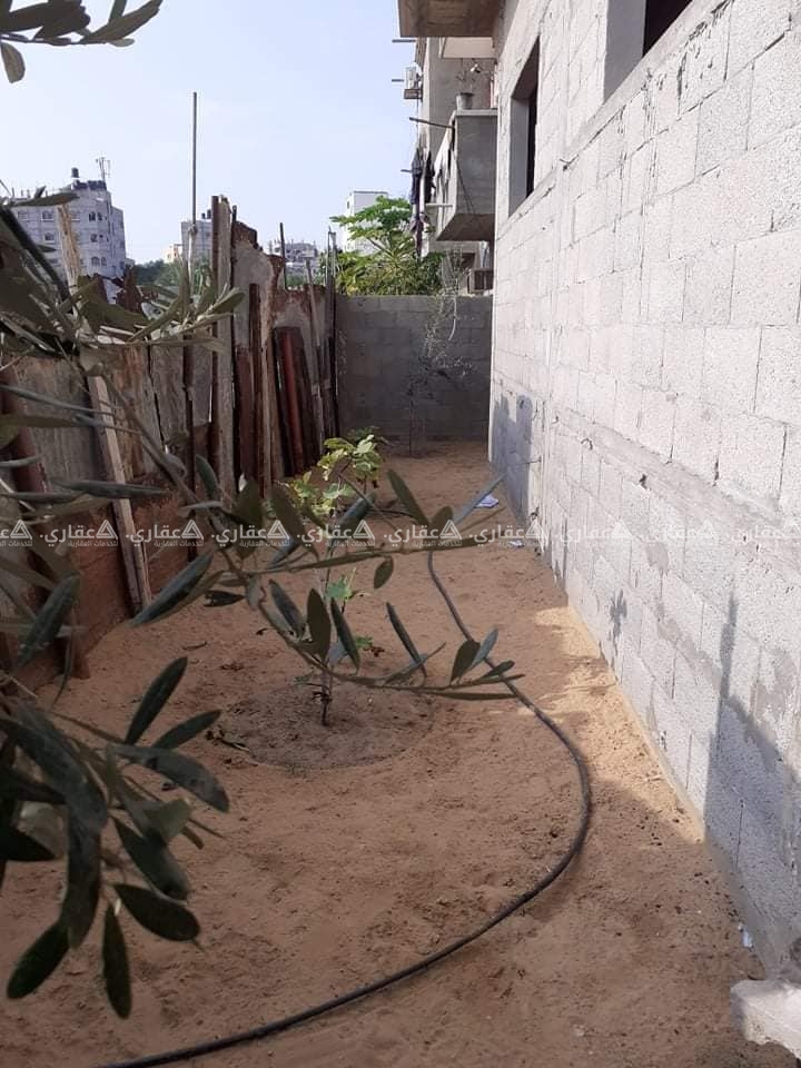 بيت مكون من طابقين للبيع