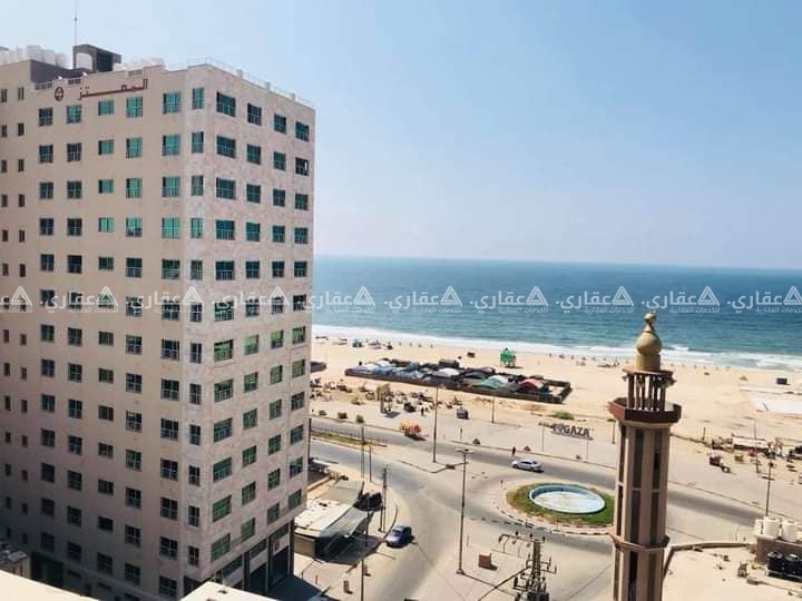 شقة للبيع تطل علي البحر مباشرة