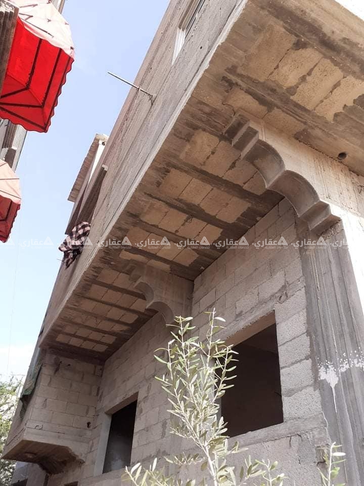 بيت مكون من طابقين للبيع