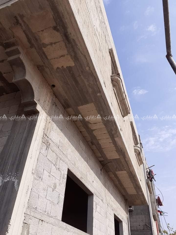بيت مكون من طابقين للبيع