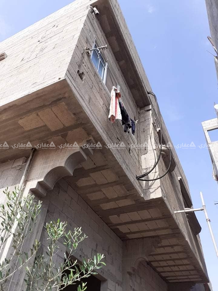 بيت مكون من طابقين للبيع