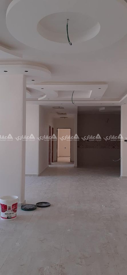 شقة قيد التشطيب على واجهة العمارة للبيع
