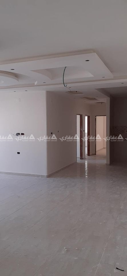شقة قيد التشطيب على واجهة العمارة للبيع