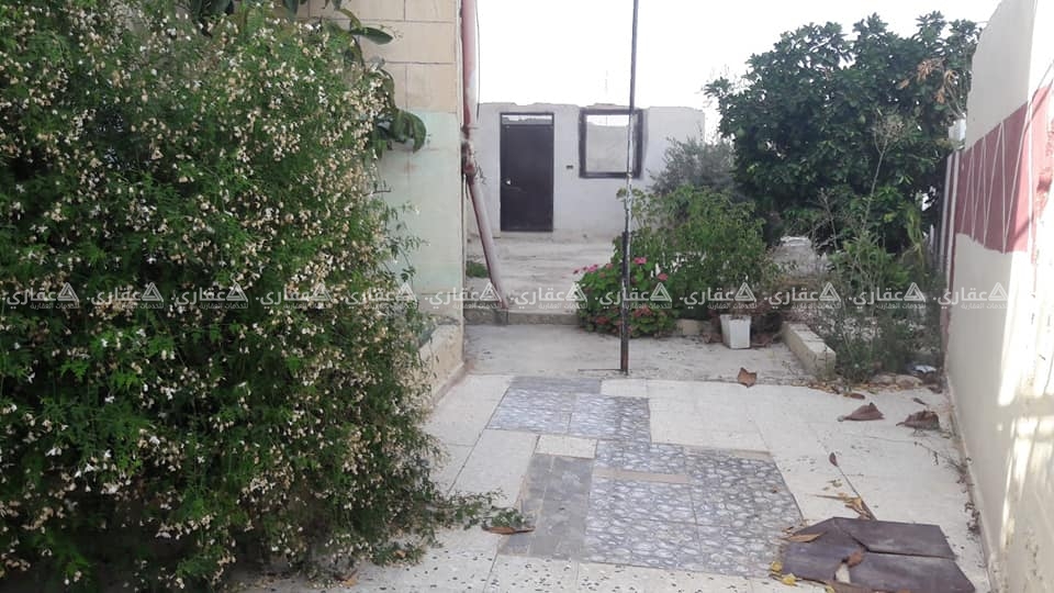 بيت سكني من ثلاث طوابق  في وسط الباذان