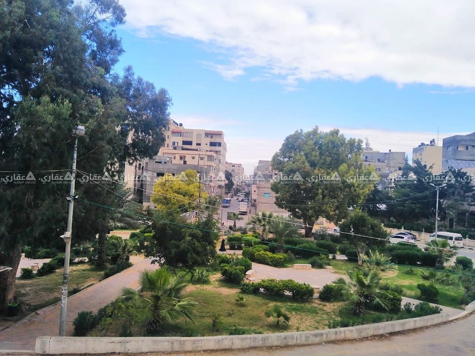 3 طوابق للبيع في عمارة