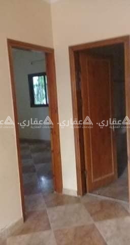 أرض للبيع فيها بيت مشطب