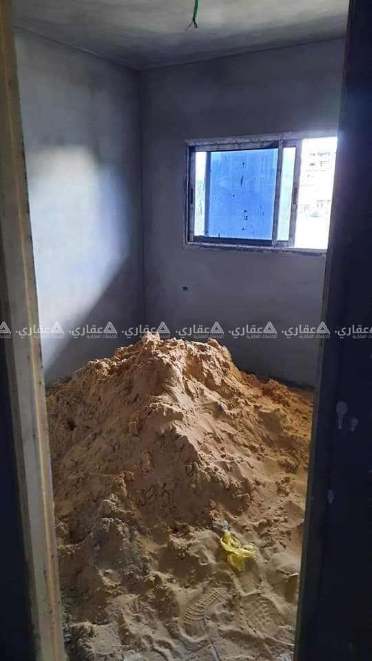 شقة في عمارة حديثة البناء وموقع مميز 