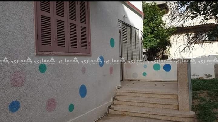 للمؤسسات والجمعيات قطعة أرض مع منزل واسع