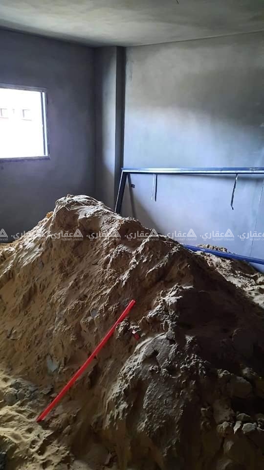 شقة في عمارة حديثة البناء وموقع مميز 