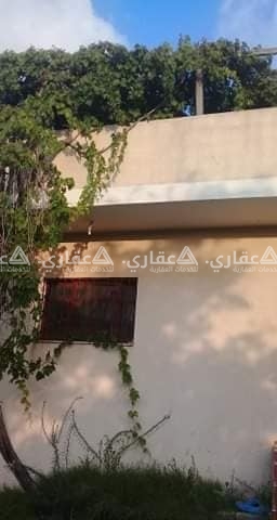 أرض للبيع فيها بيت مشطب