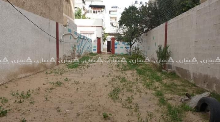 للمؤسسات والجمعيات قطعة أرض مع منزل واسع