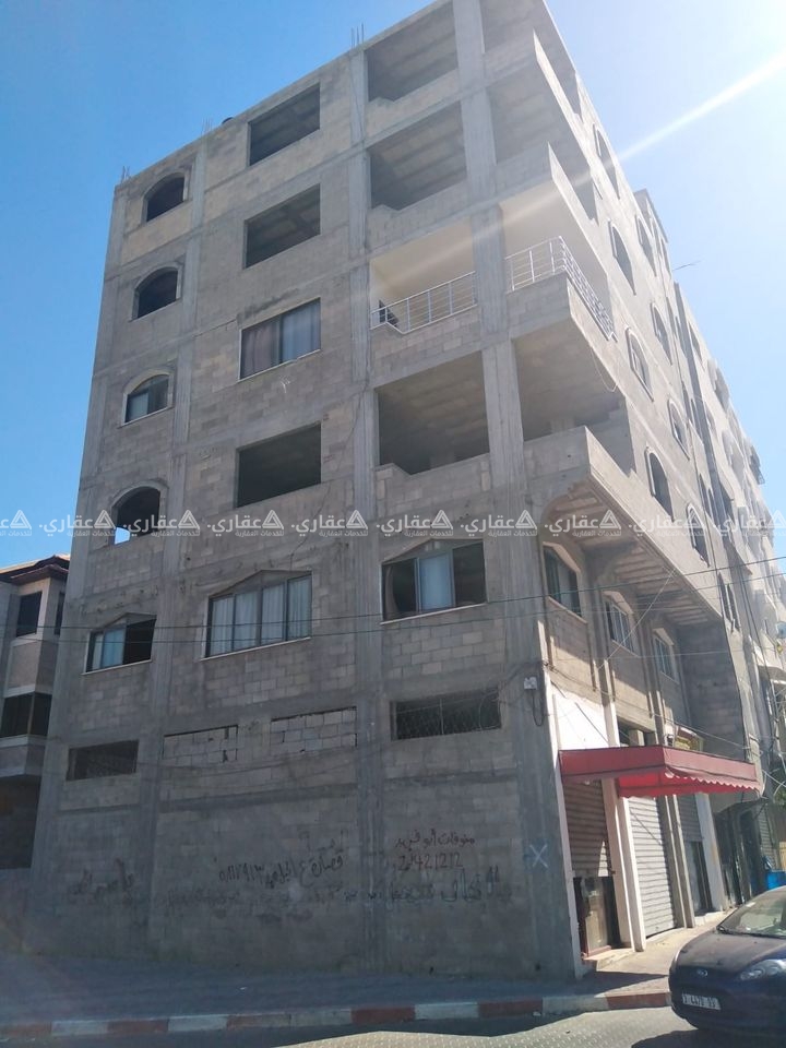 3 طوابق للبيع في عمارة