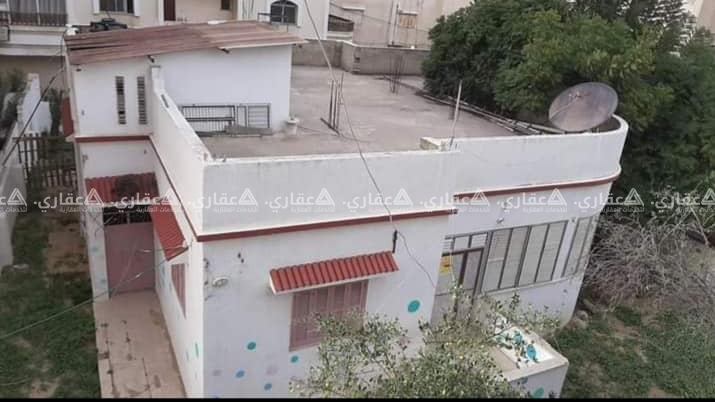 للمؤسسات والجمعيات قطعة أرض مع منزل واسع