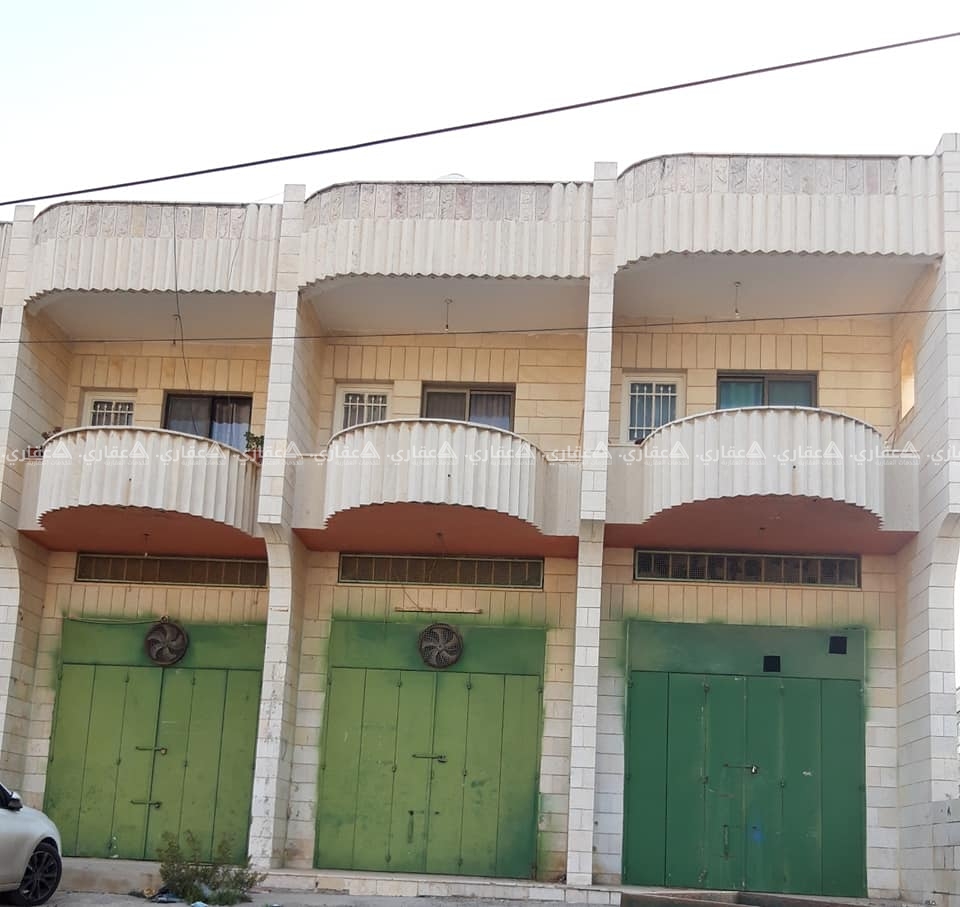 نصف عمارة مقامة على أرض