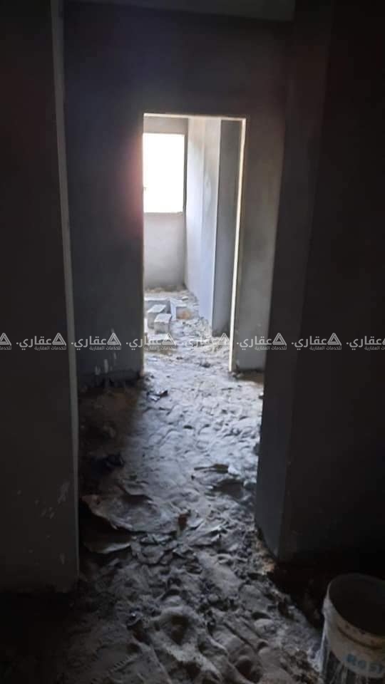 شقة في عمارة حديثة البناء وموقع مميز 