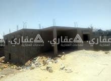 أرض فيها بناء عظم