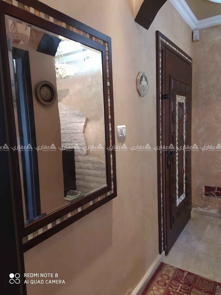 شقة للبيع مع العفش بعمارة حديثة الإنشاء