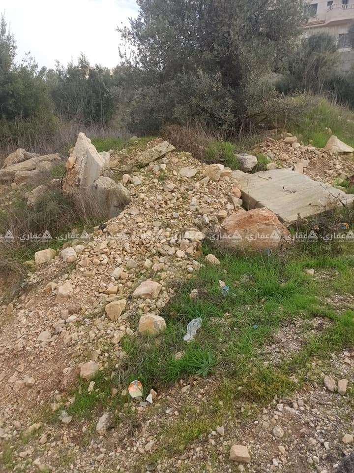 قطعة أرض في منطقة مرتفعة ومطلة