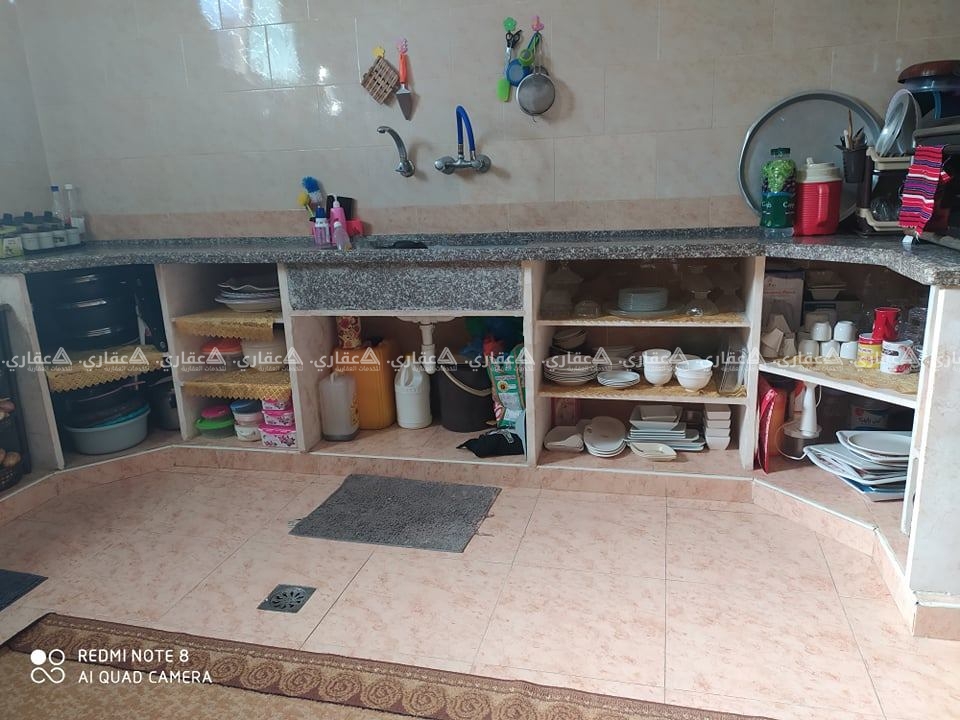 بيت نصف اسبست والنصف الاخر باطون