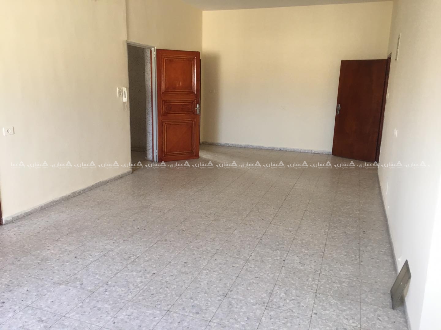 شقة فارغة للايجار في عمارة مستقلة