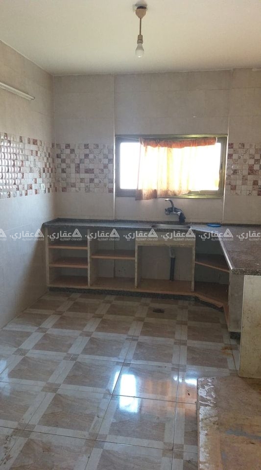 شقة بعمارة سكنية حديثة البناء