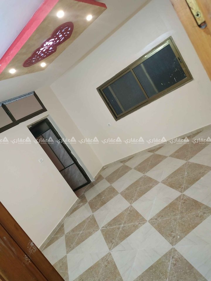 شقه للإيجار على الشارع العام 