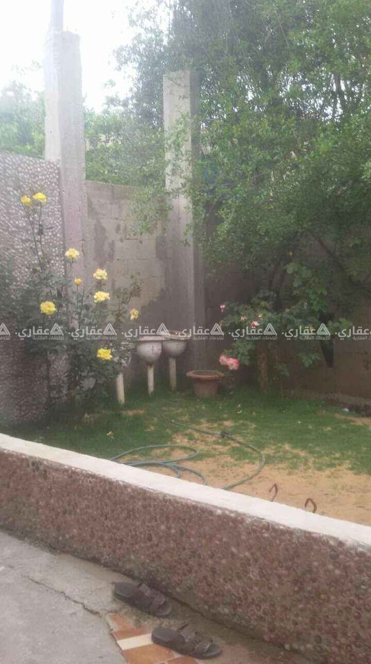 قطعة أرض مبني عليها منزل